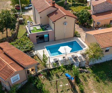 Tiny House with shared pool & garden