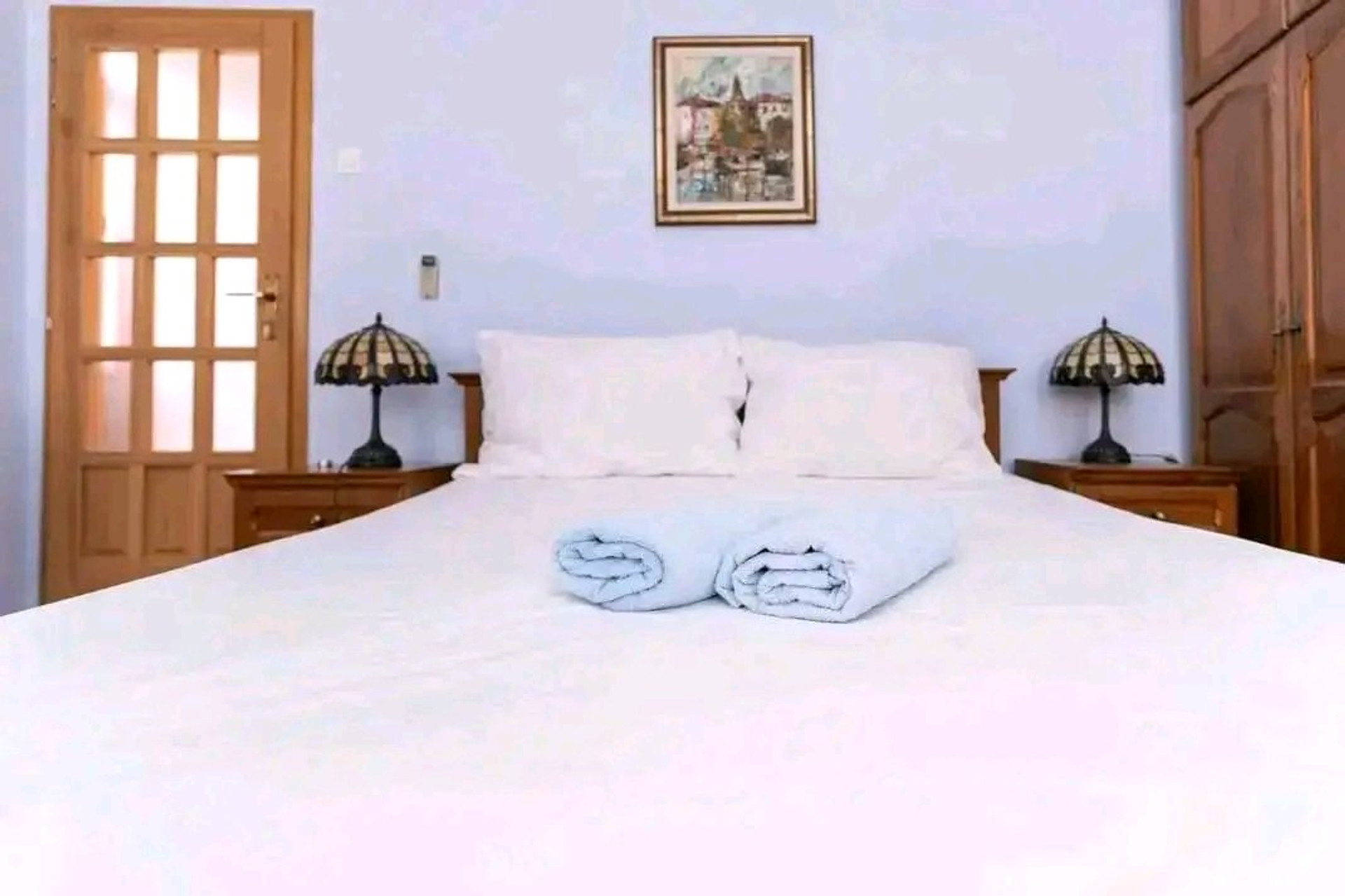 Double bed with two lamps