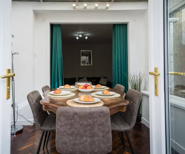 Cozy 4 Bedroom House | Sleeps 10 | Cardiff