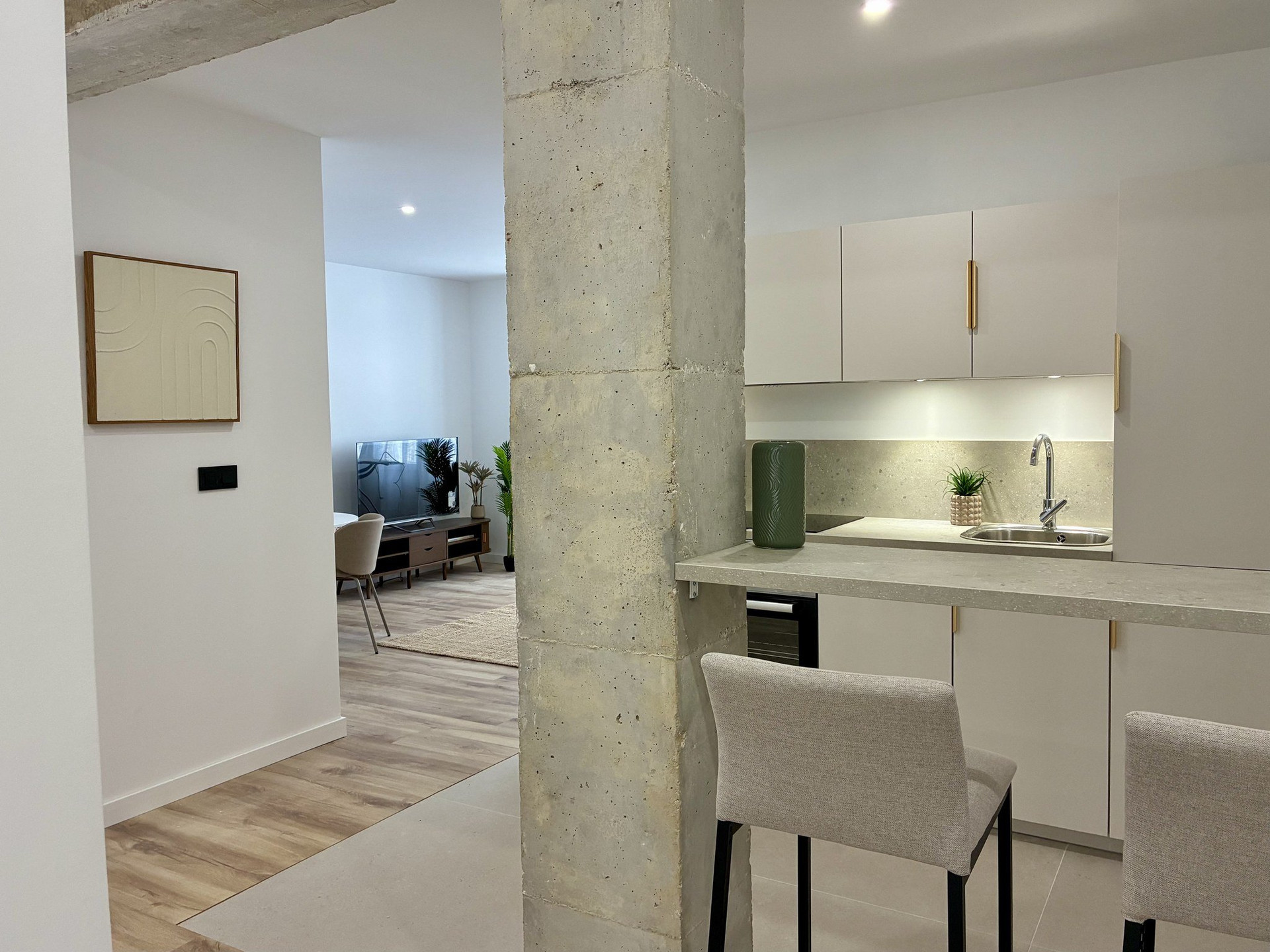 Open kitchen with breakfast bar