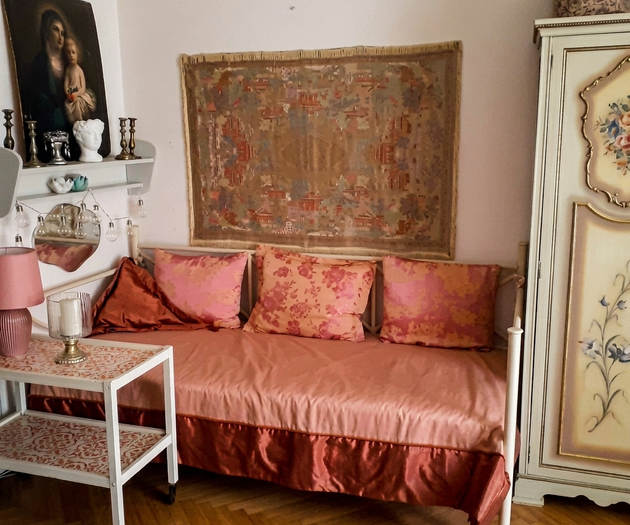 Bedroom with pink daybed