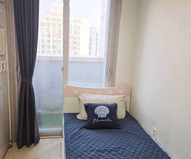 Ansan Balcony Apartment with Kitchen & Washer