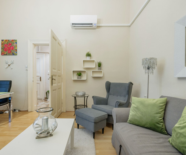 Green Lantern Home Downtown with AirCon Basilica