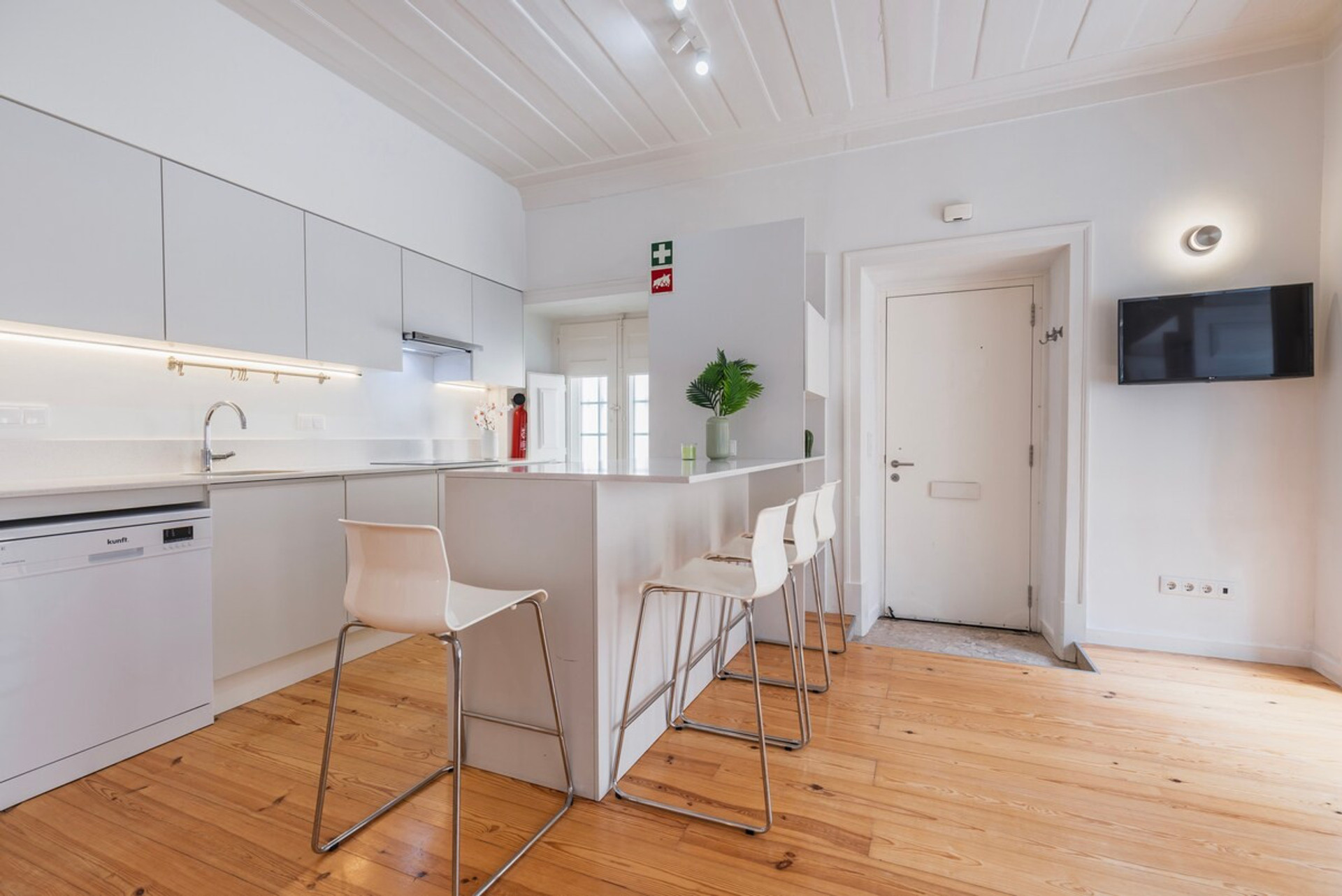 Full kitchen image 1