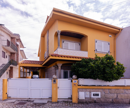 Perafita Yellow House - EcoHost