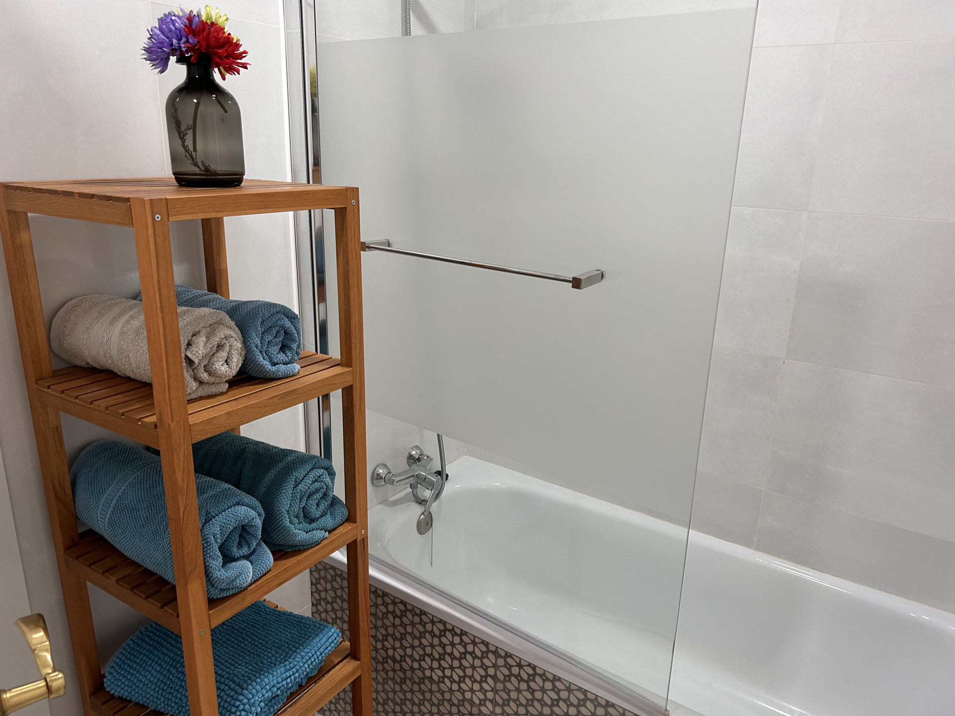 Bathtub with towel shelf