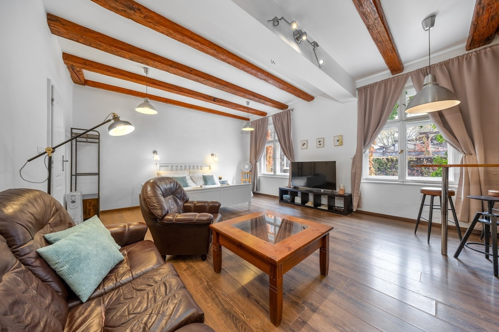 Living room image 3