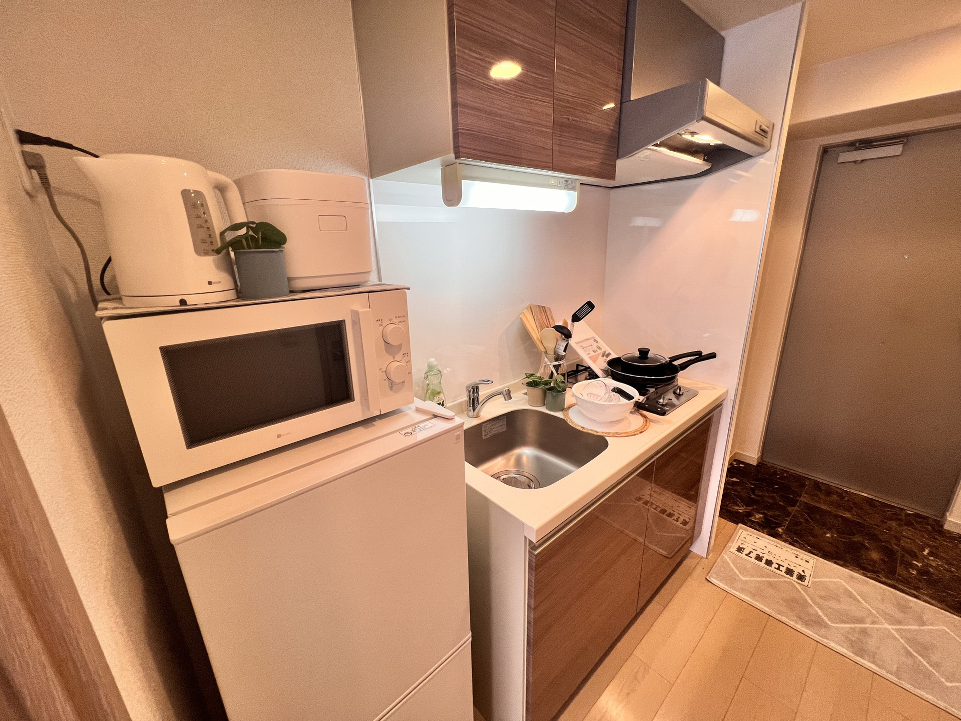 冷蔵庫、電子レンジ、炊飯器、電気ケトルもあります。
