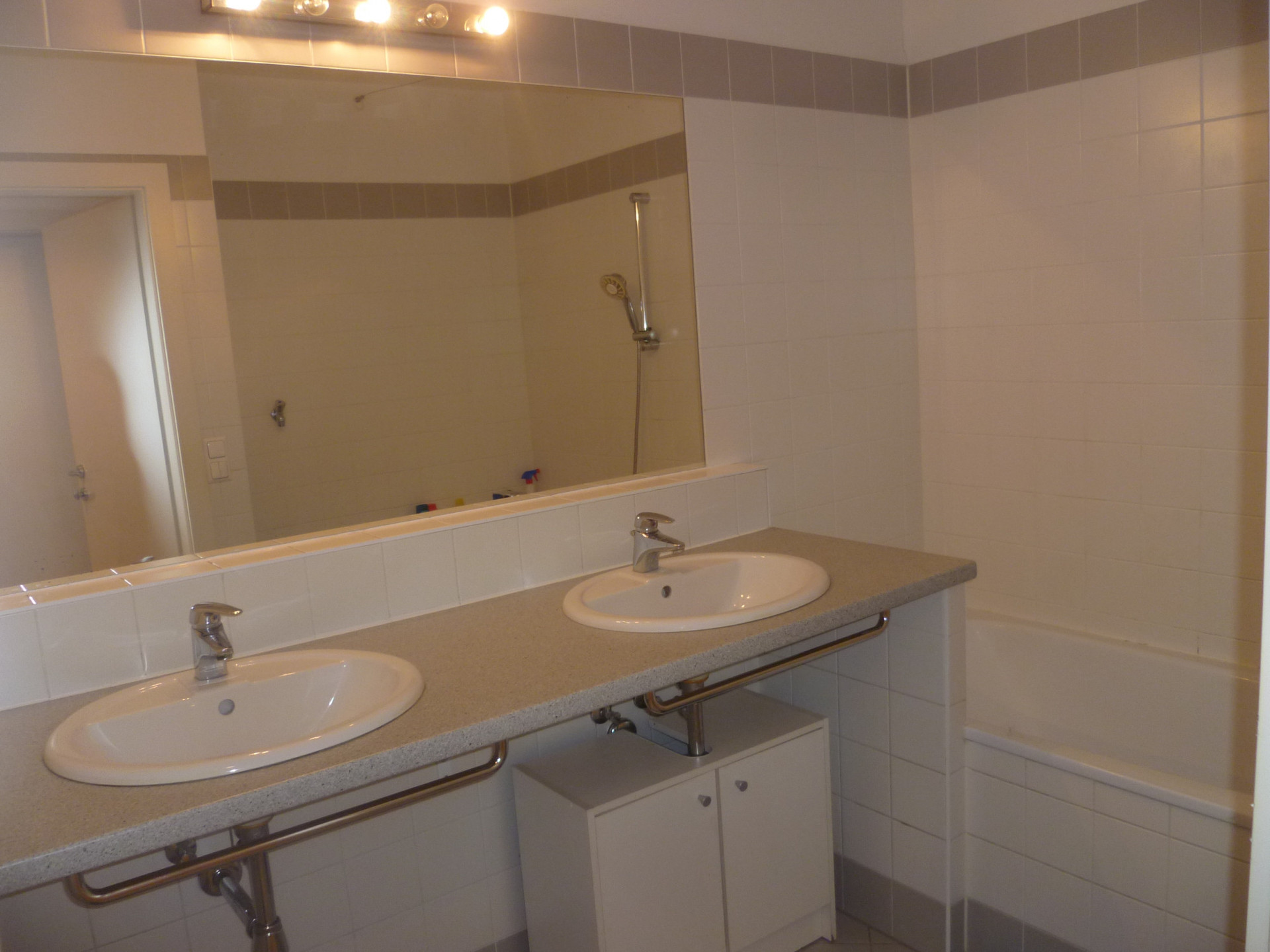Badezimmer mit Wanne und 2 Waschbecken 