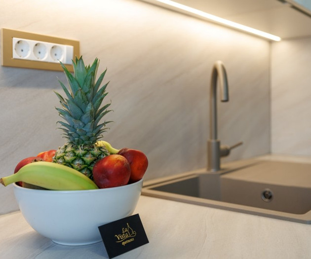 Fruit bowl on kitchen counter