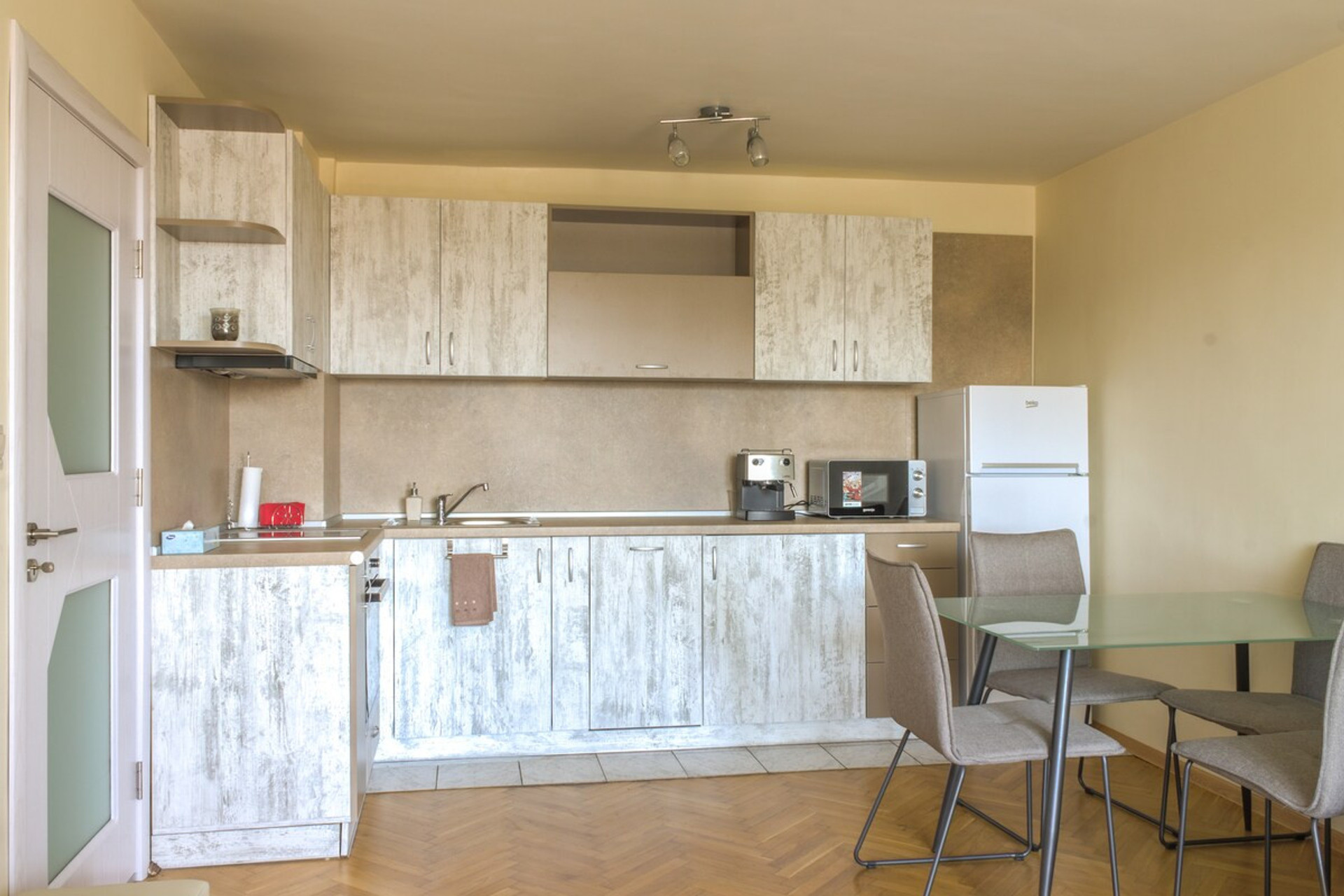 A combination of contemporary design and natural materials, making the kitchen a welcoming space for cooking and entertaining.