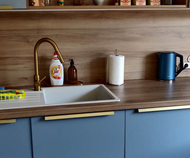Kitchen sink and open shelves
