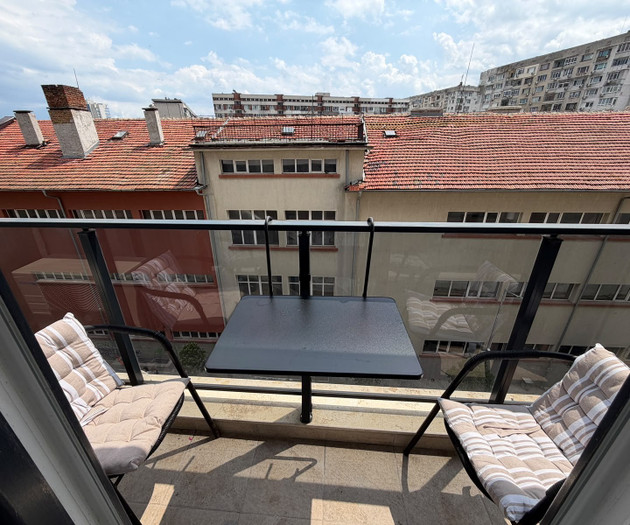 Light studio with balcony close to sea and center