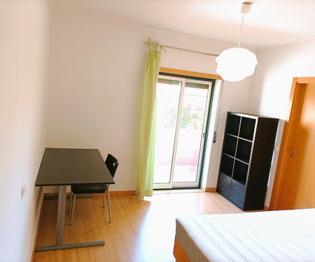 Room, balcony and private bathroom near Carcavelos