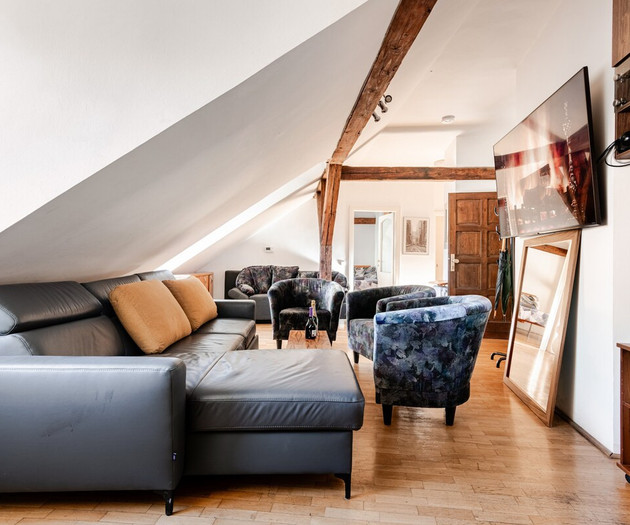 CLASSY Attic ROOM Downtown w/ Workplace & Monitor