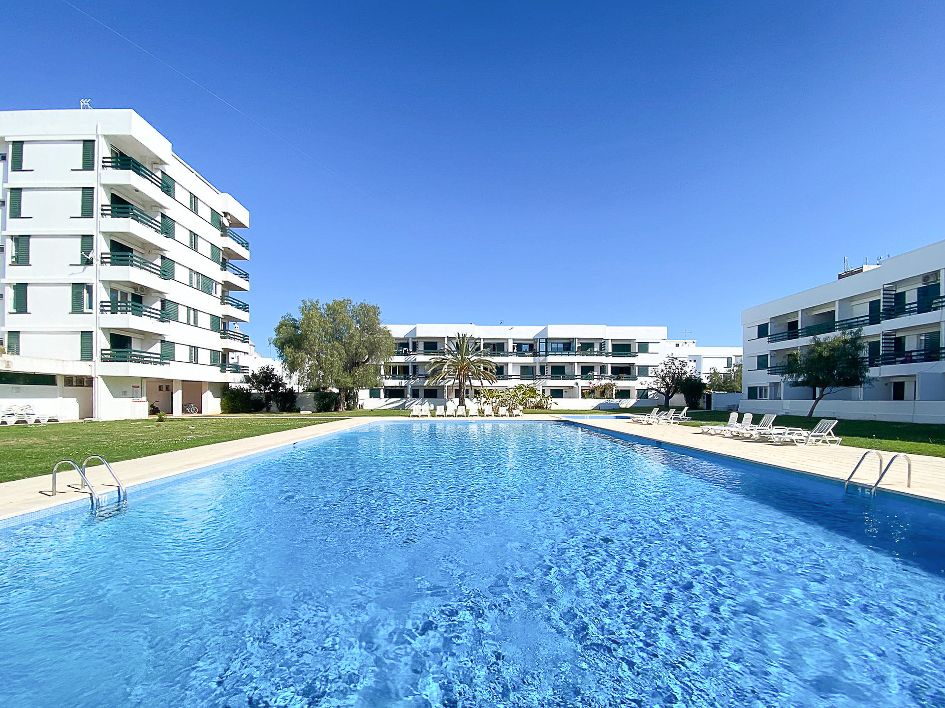 piscinas e jardins