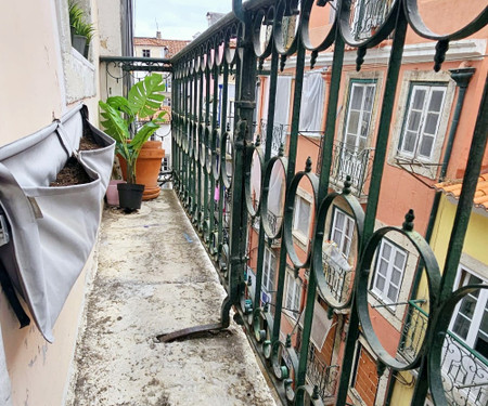 Lisbon Centric Sunny flat with balcony