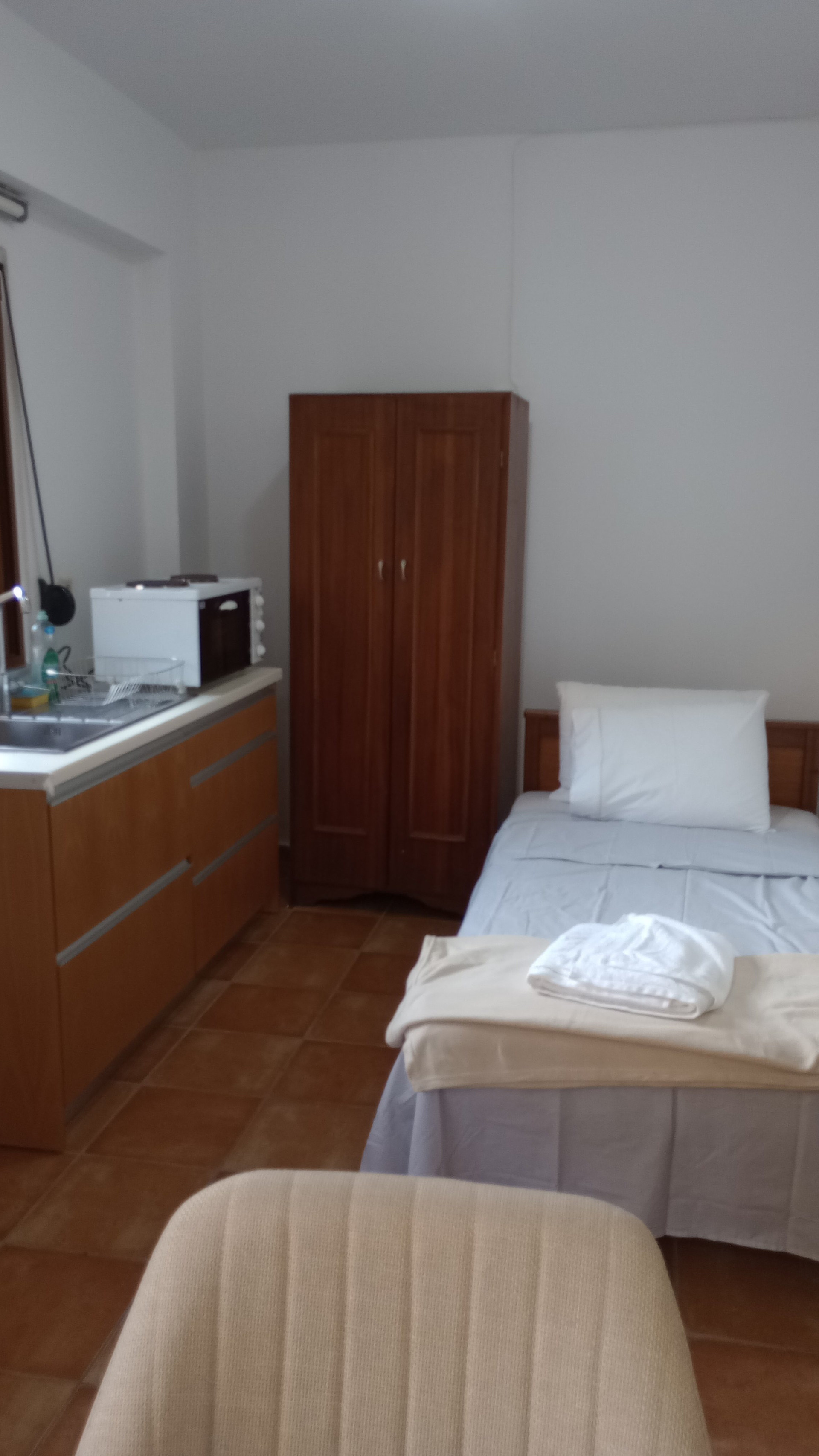 Kitchen with a single bed