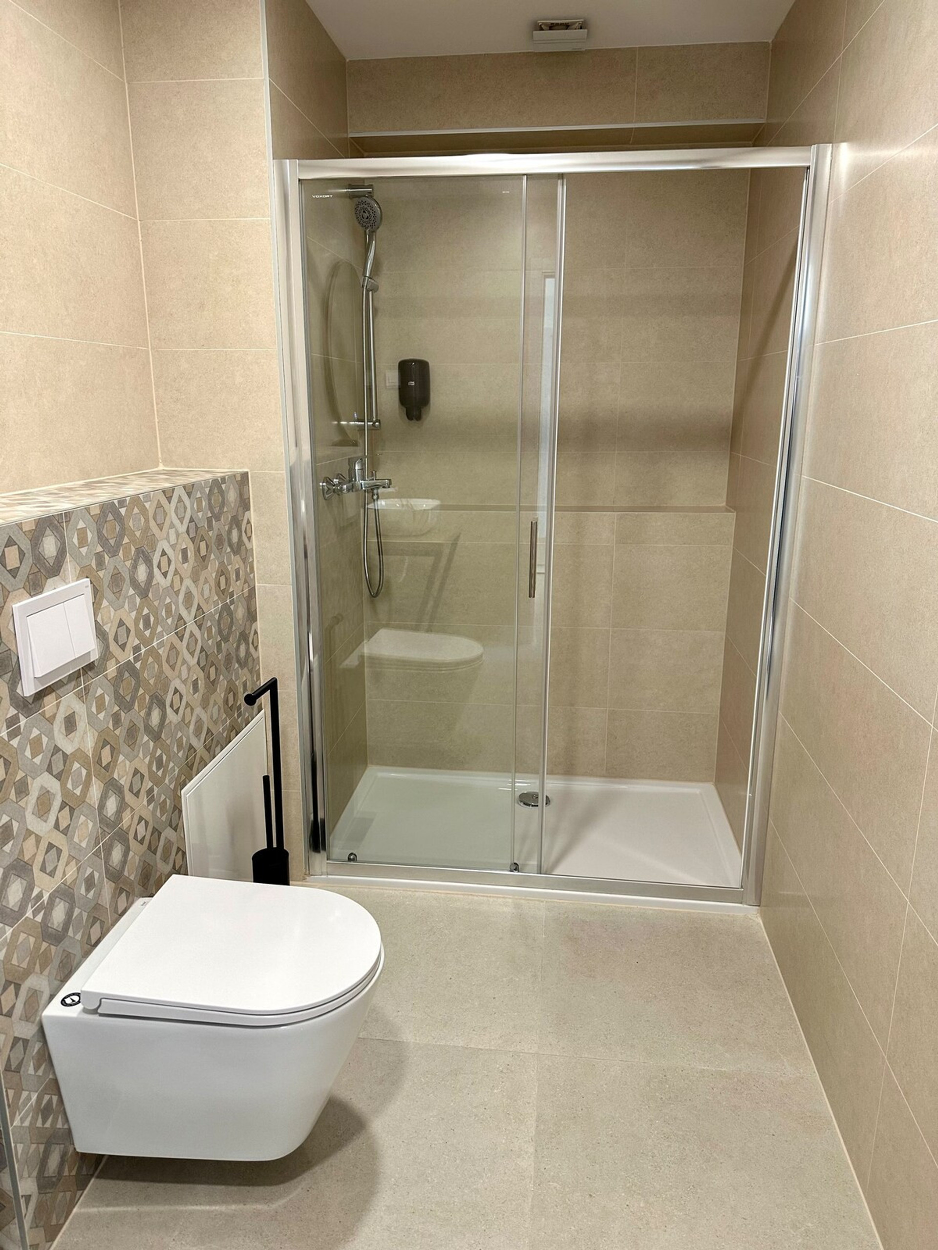 Full bathroom image 1