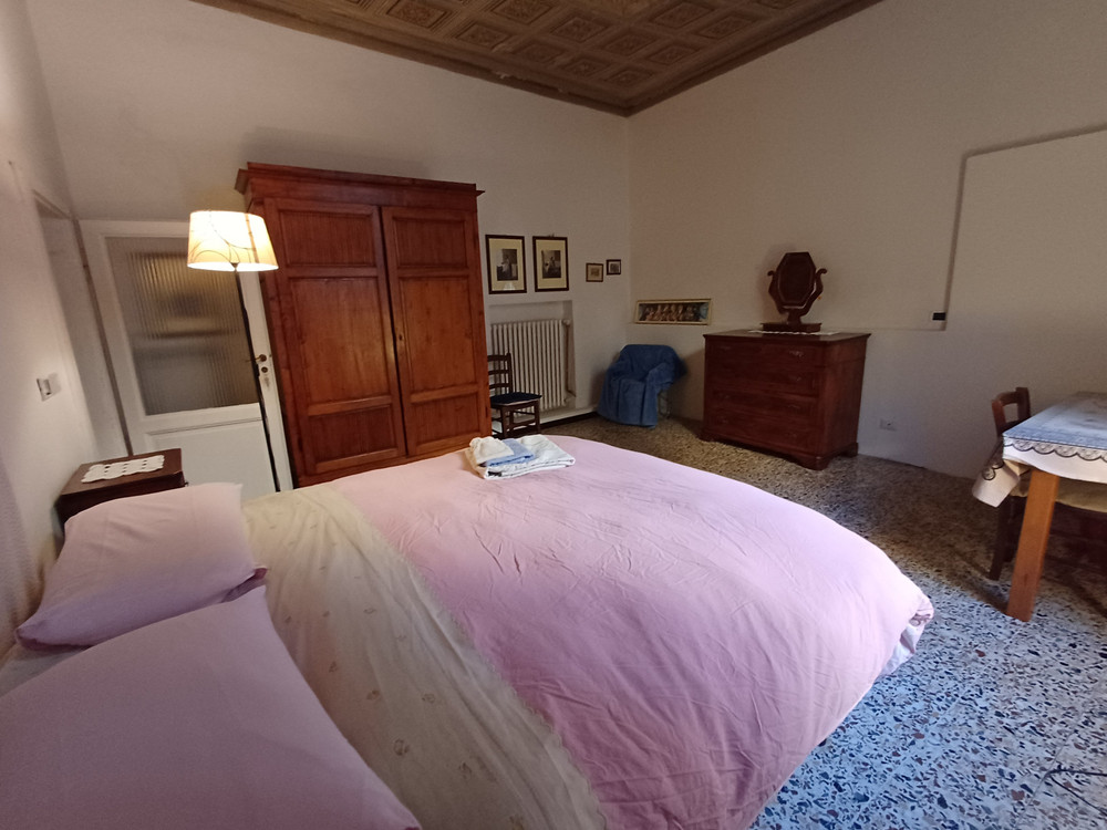 Spacious sunny room in old town preview