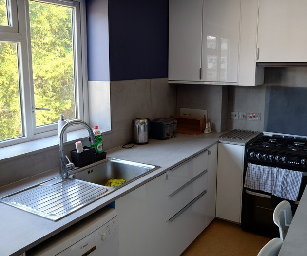 3 bedroom flat with balcony, 500m to rail station