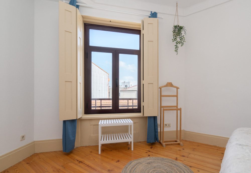 Spacious Comfortable Apartment w/ Balcony