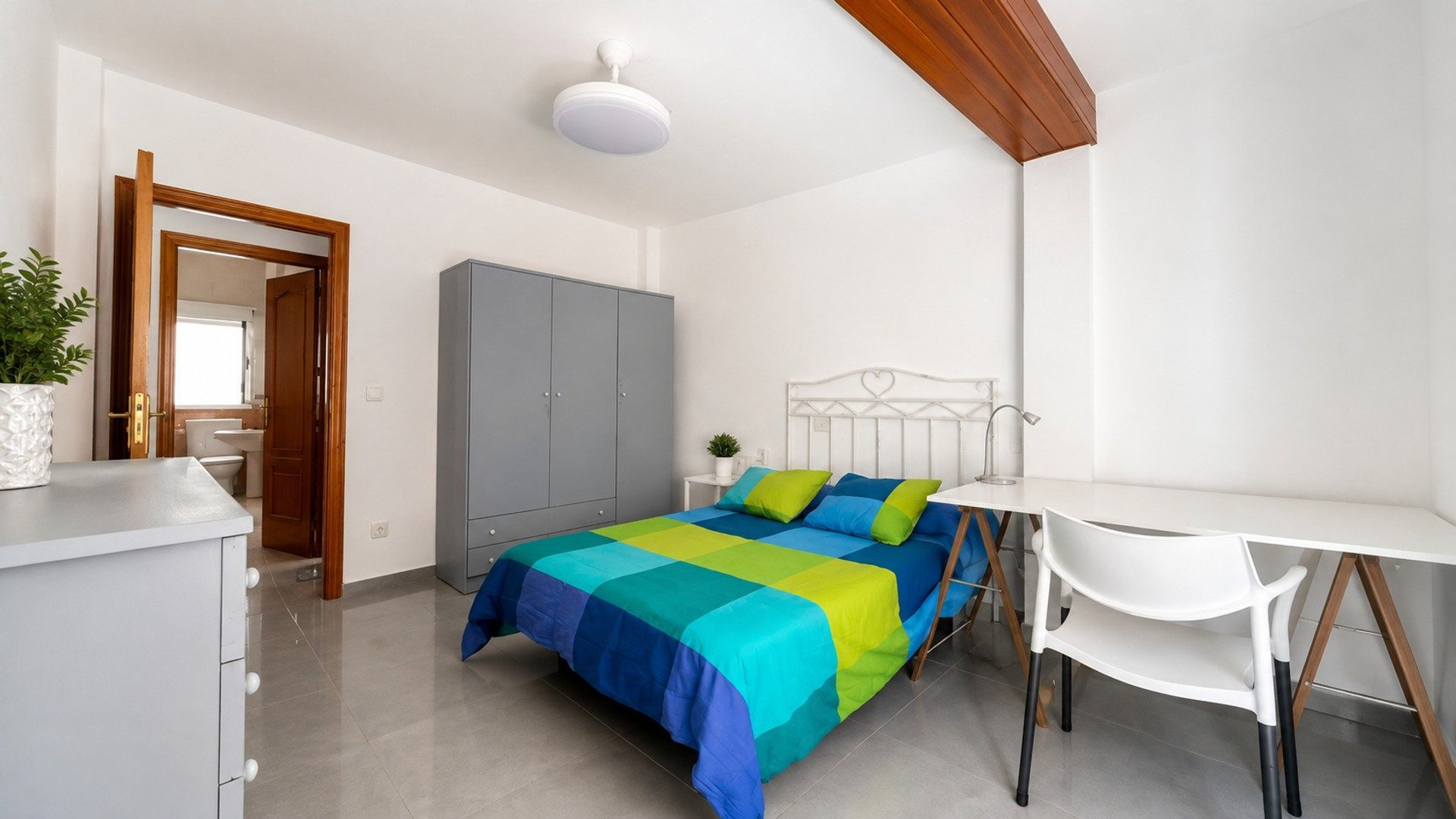 Bedroom with double bed, ensuite