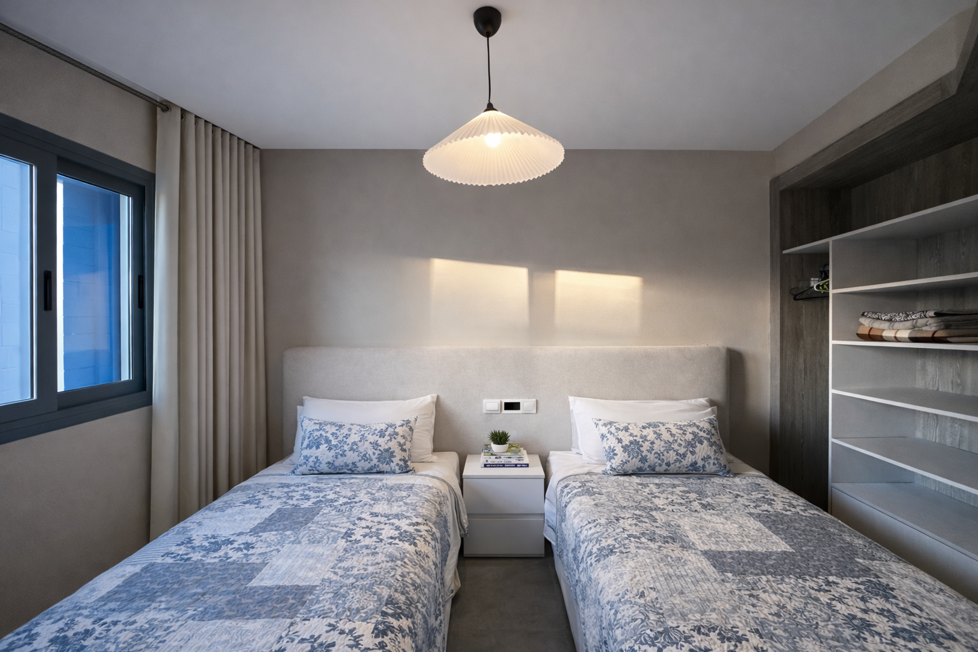 Twin bedroom with closet