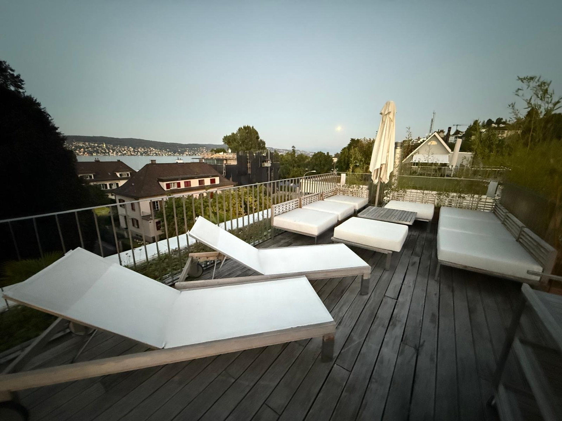 Unvergessliche Sonnenaufgänge über dem Zürichsee und den Alpen von Ihrer privaten Terrasse
