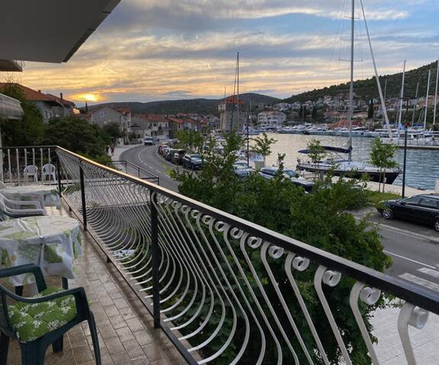 Seaview Waterfront Holiday Home Maria