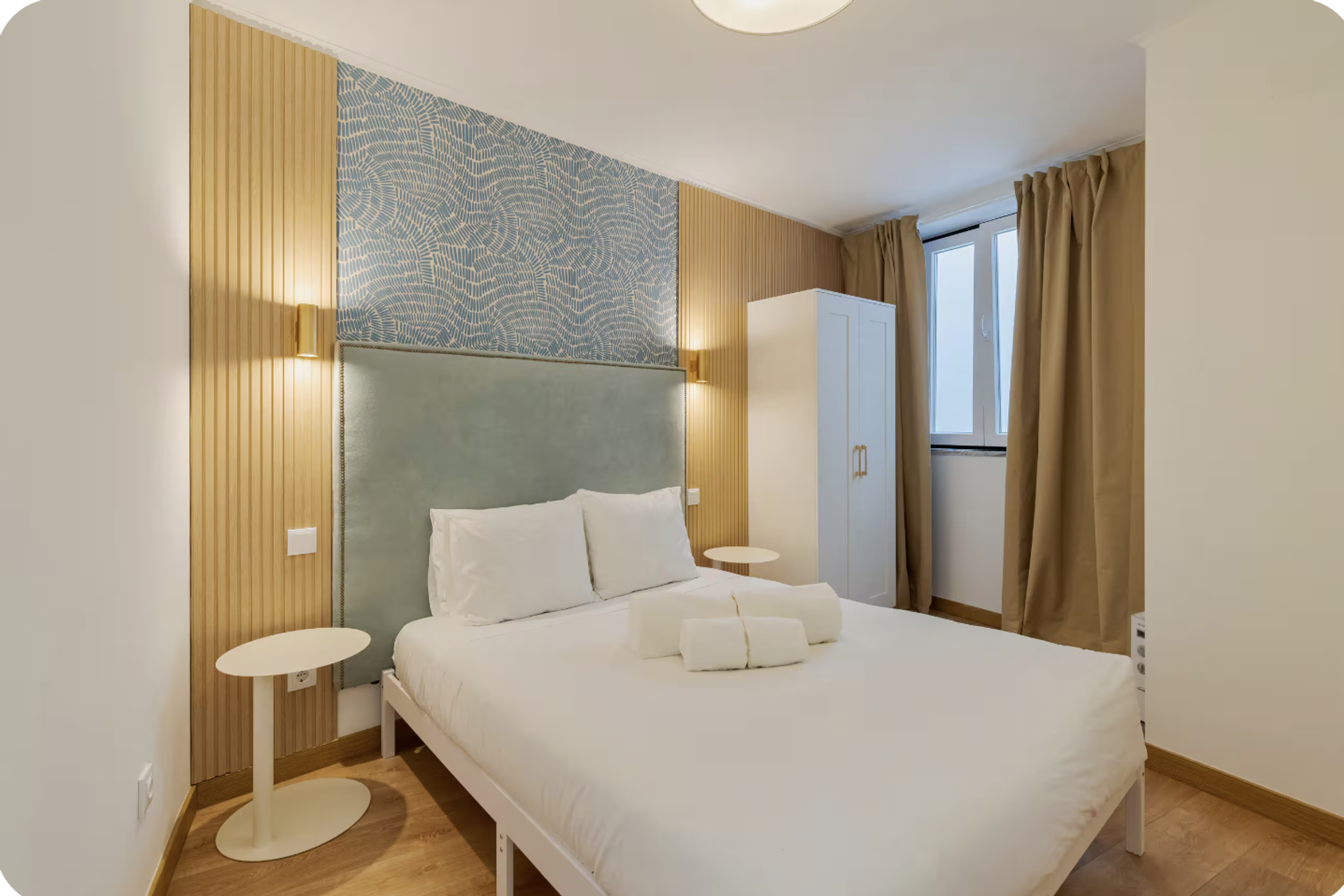 Bedroom with double bed and decor