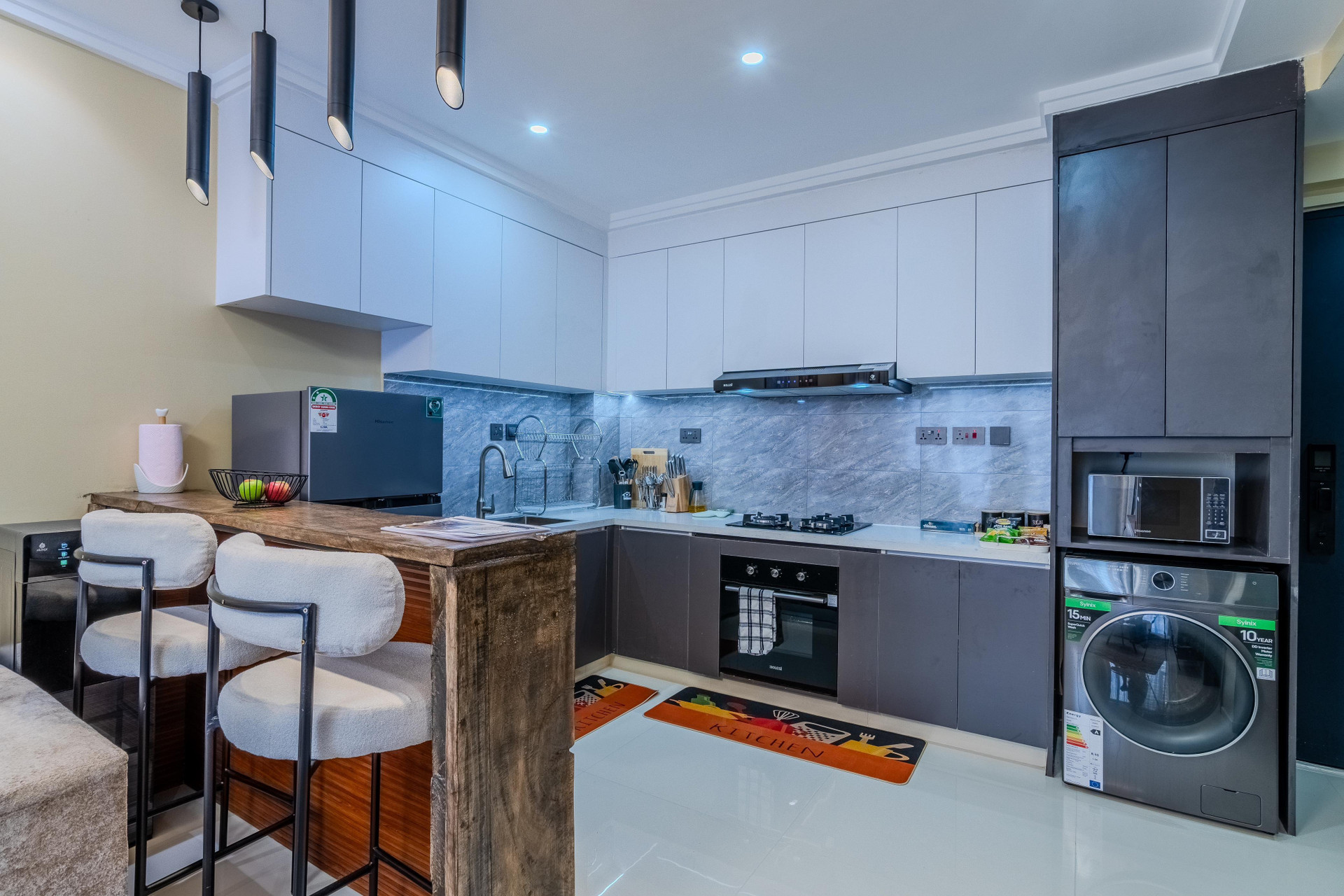 Fully equipped kitchen with oven, stove, microwave, and all essentials for everyday cooking.