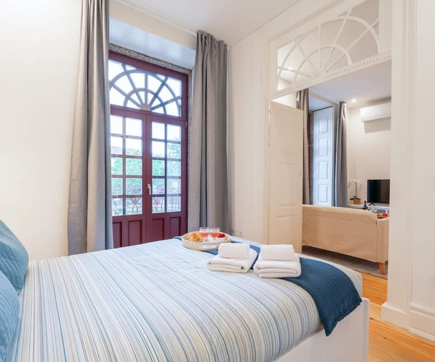 Bright Flat w/ Balcony by Host Wise