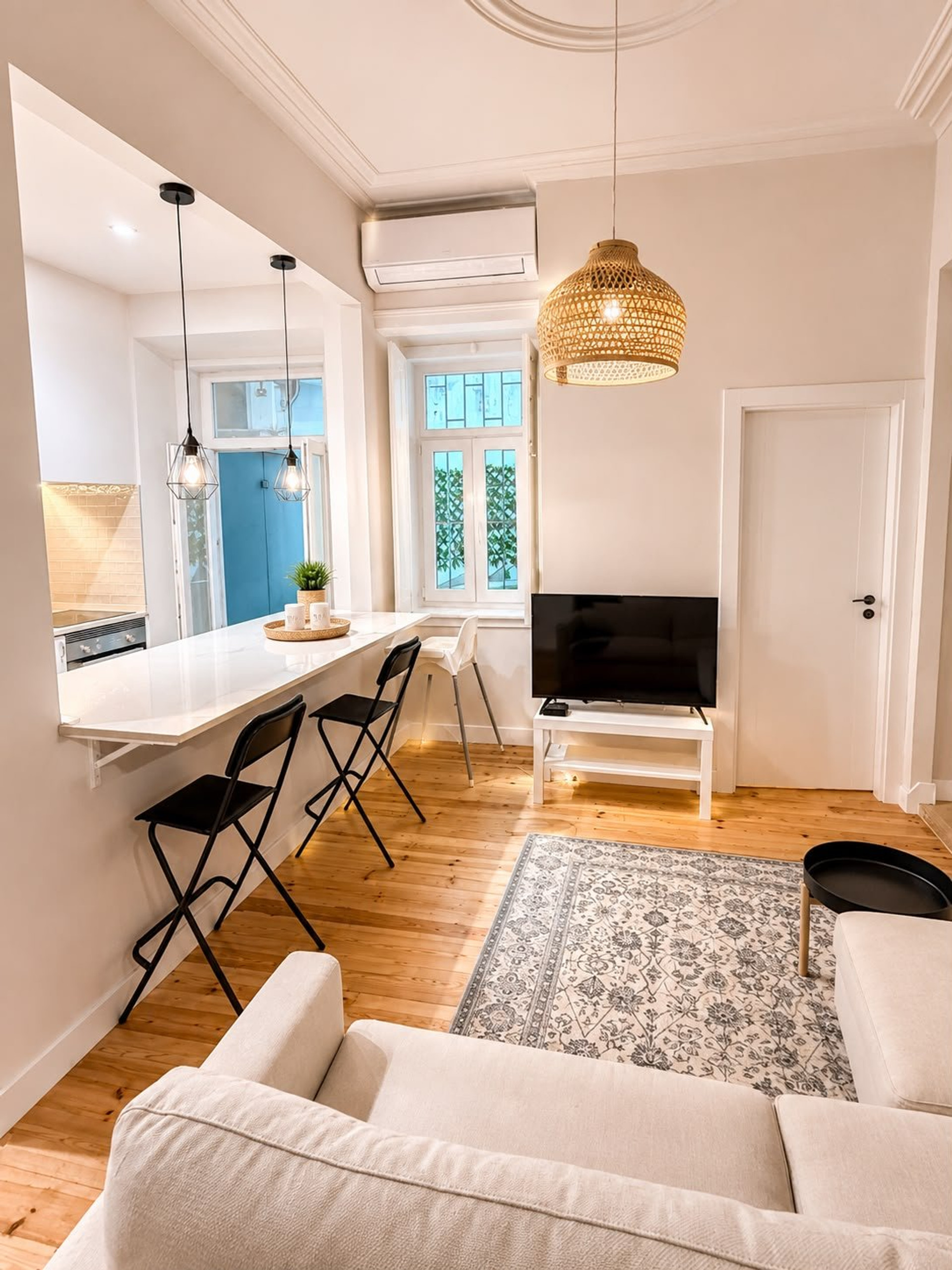 Living dining area with bar counter