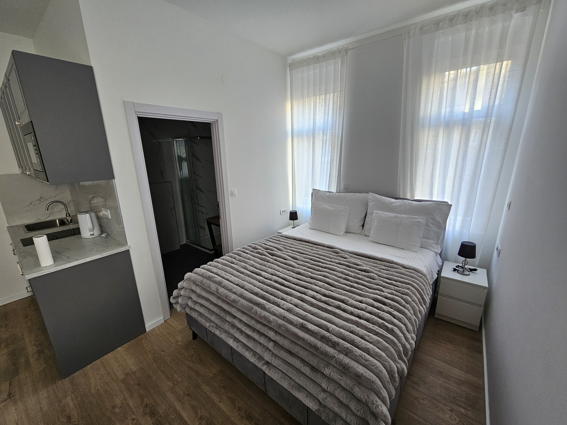 Bed & bathroom entrance