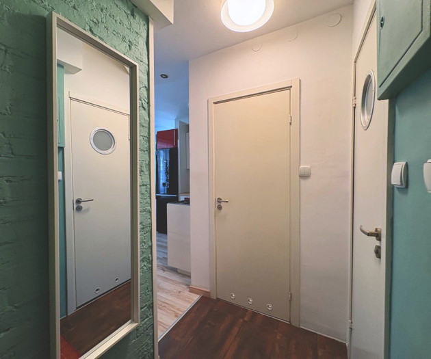 Quiet renovated studio with home office
