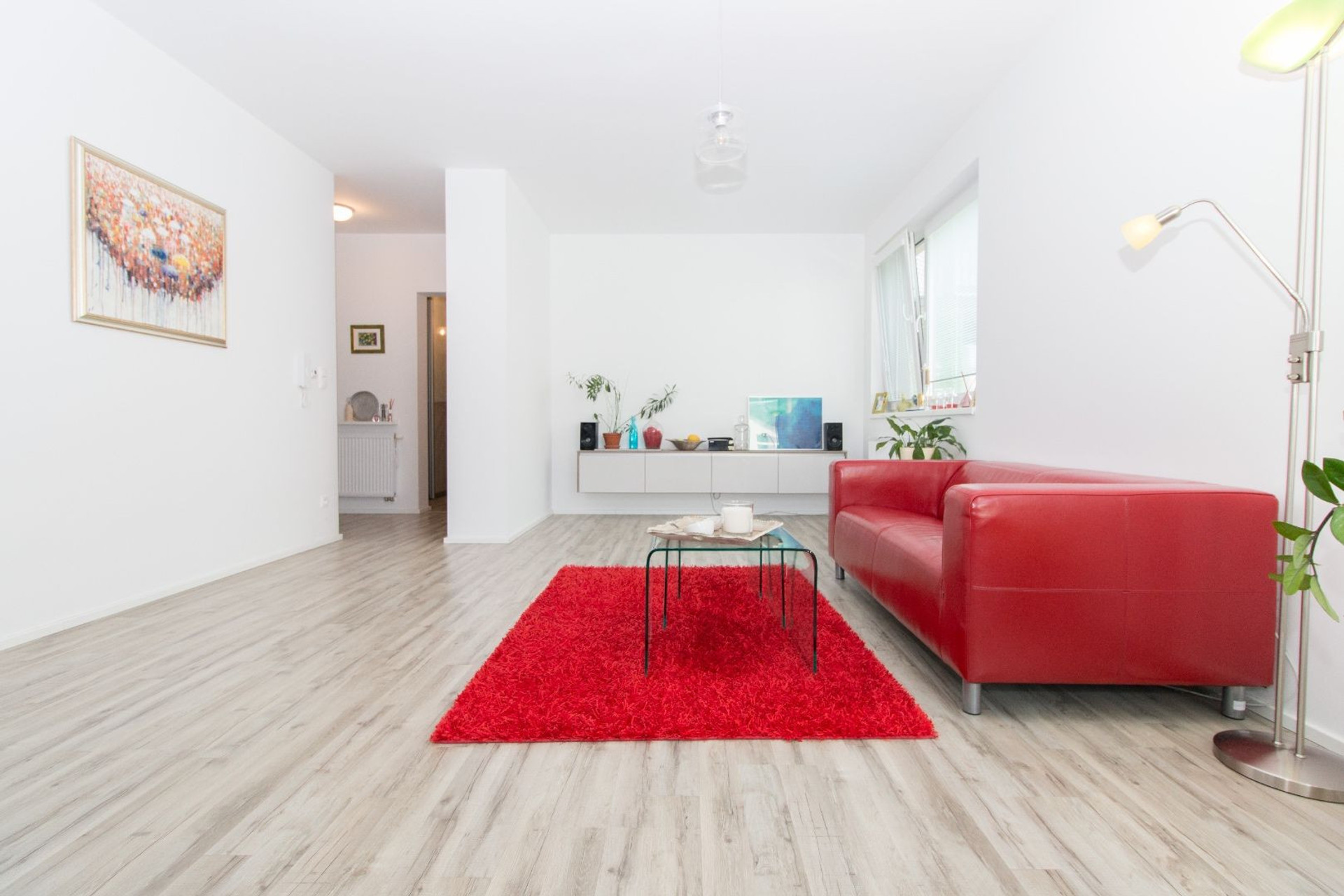 Living room with view to coridor