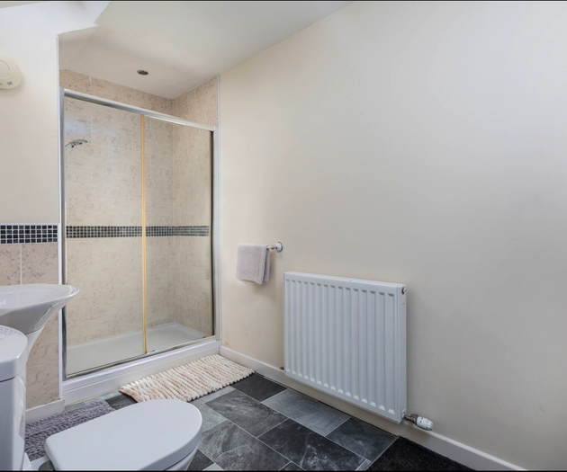 4-Bed Apartment Barrow-in-Furness | Sleeps 12
