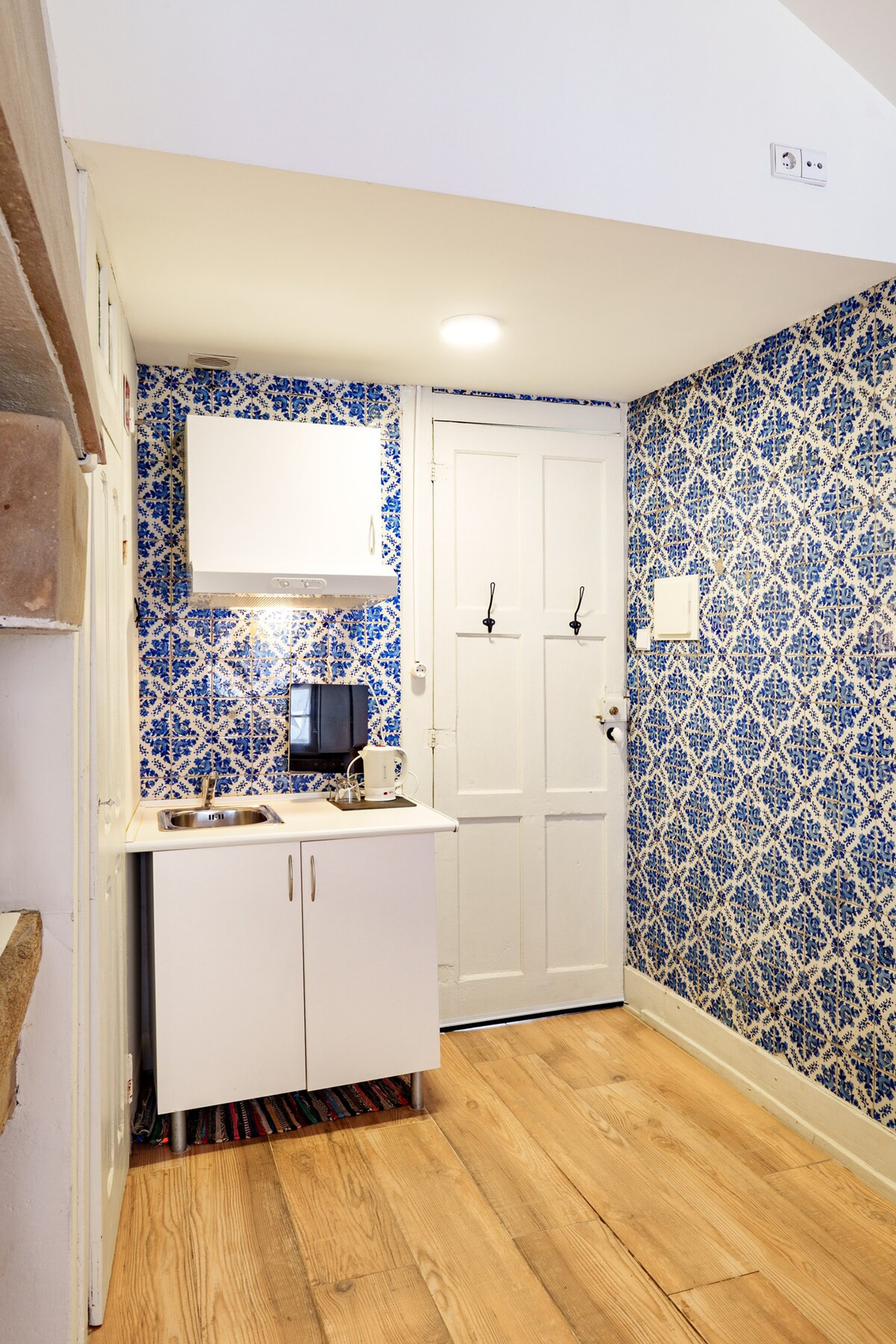 Kitchenette image 2