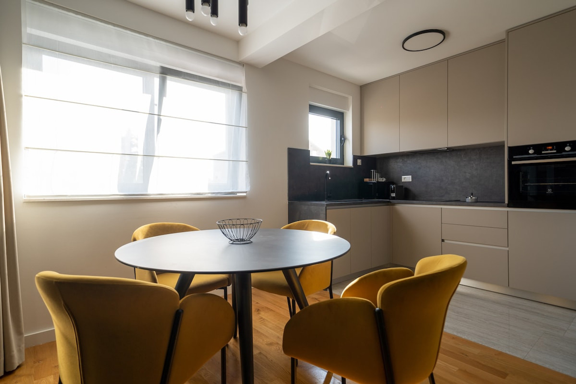 Full kitchen image 1