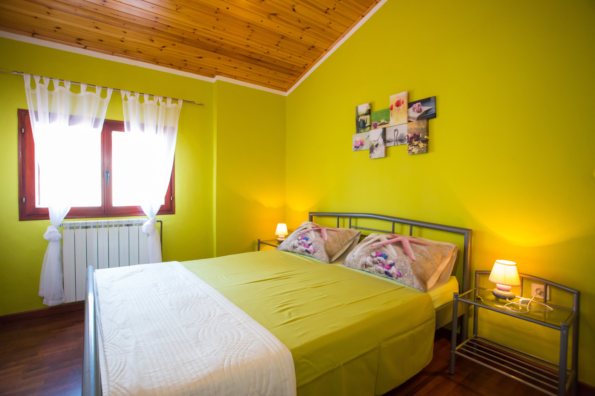 Double bedroom with green walls
