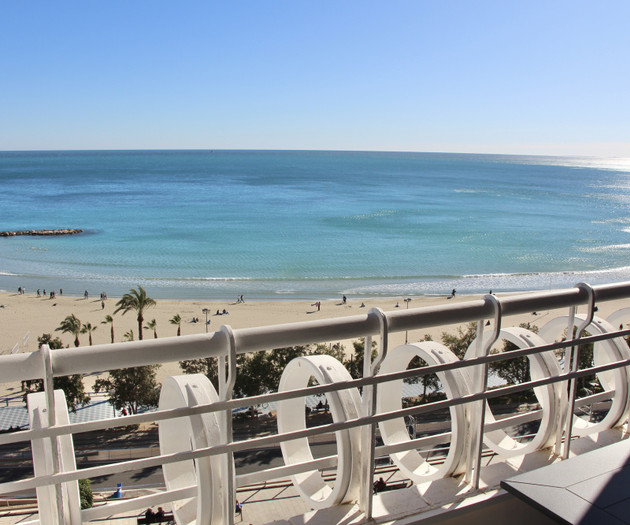 Modern, recently renovated. City and beach!