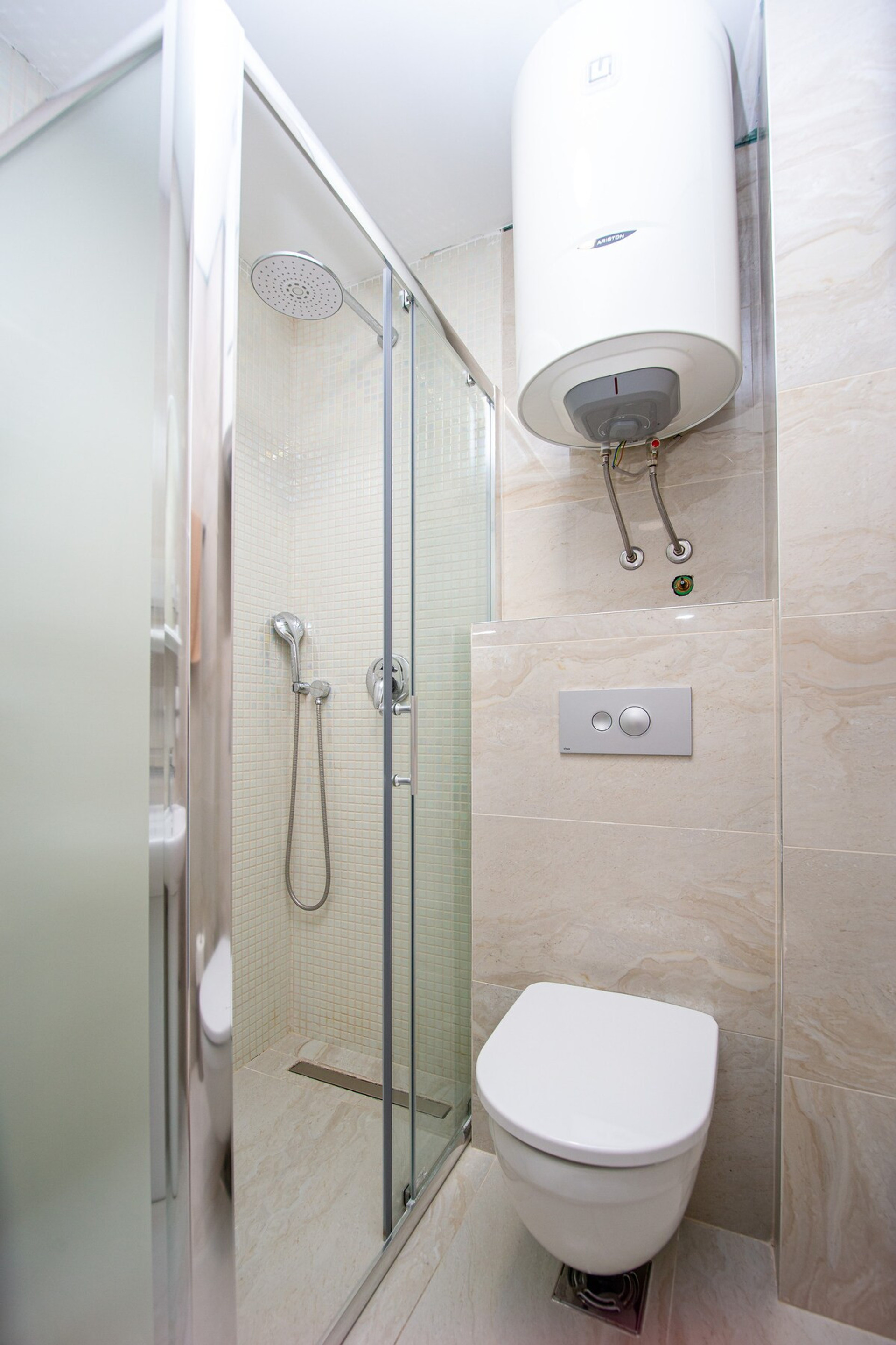 Full bathroom image 2