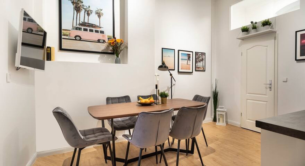 Welcoming 3-bedroom old-fashioned apartment preview