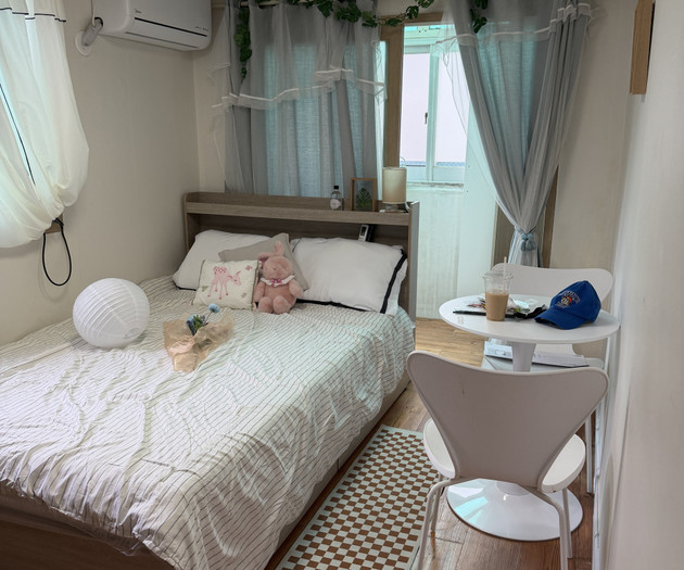 Bedroom with table and chairs