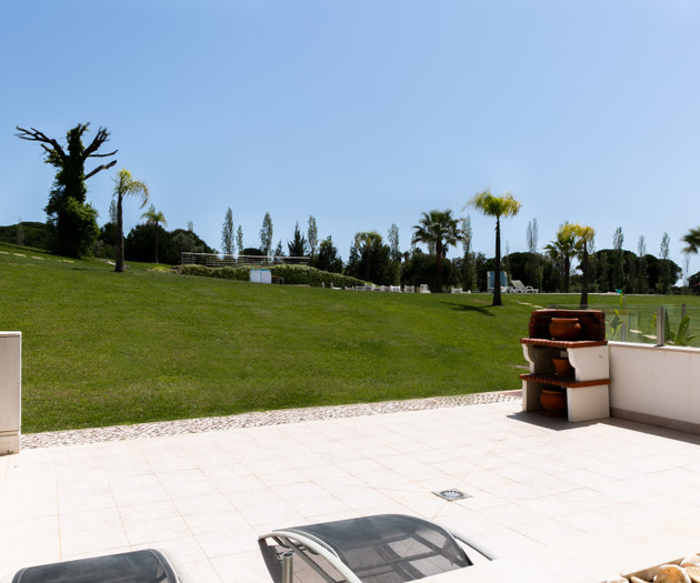 Sunny villa facing the pool