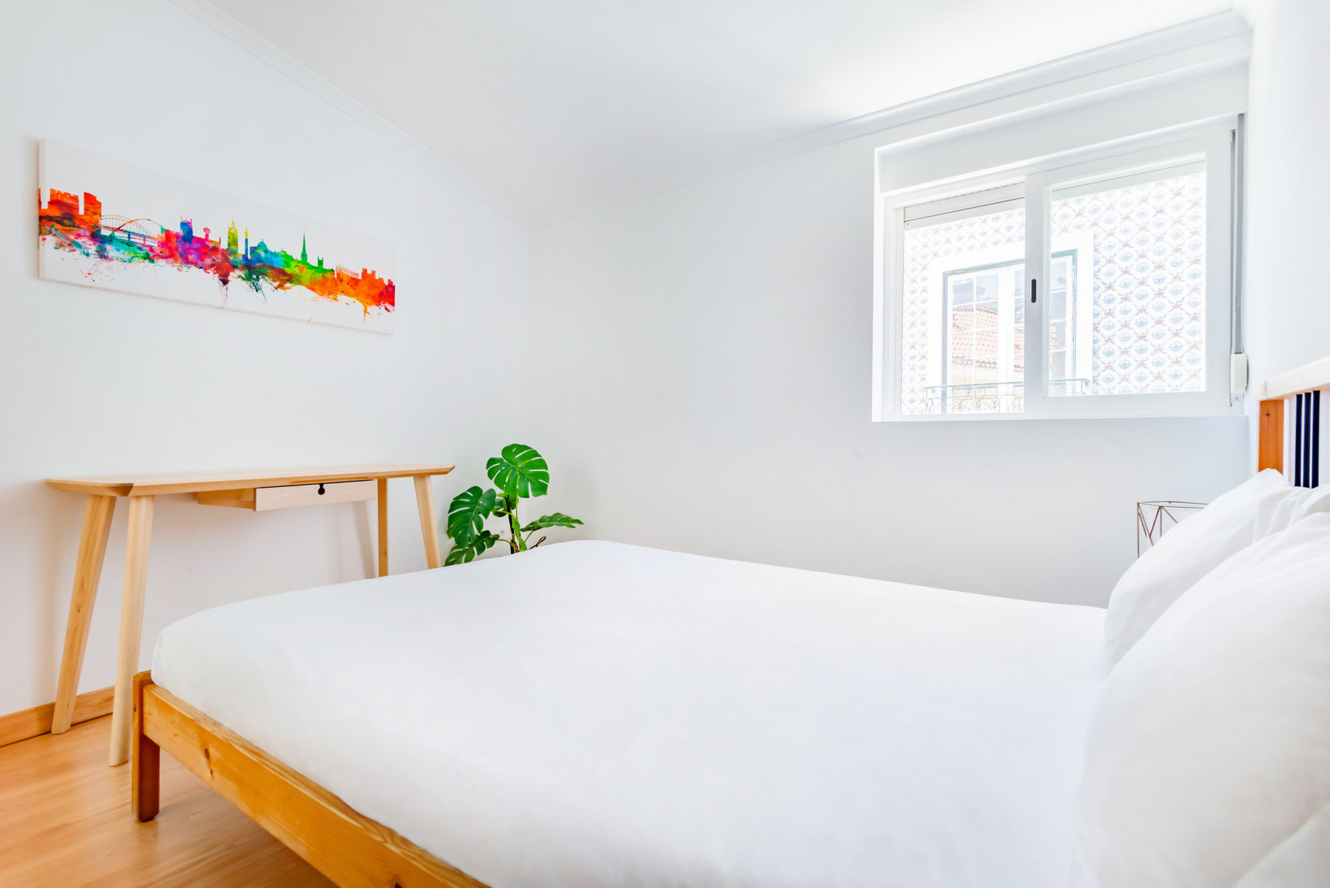 Bedroom 01 with Double Bed and Desk