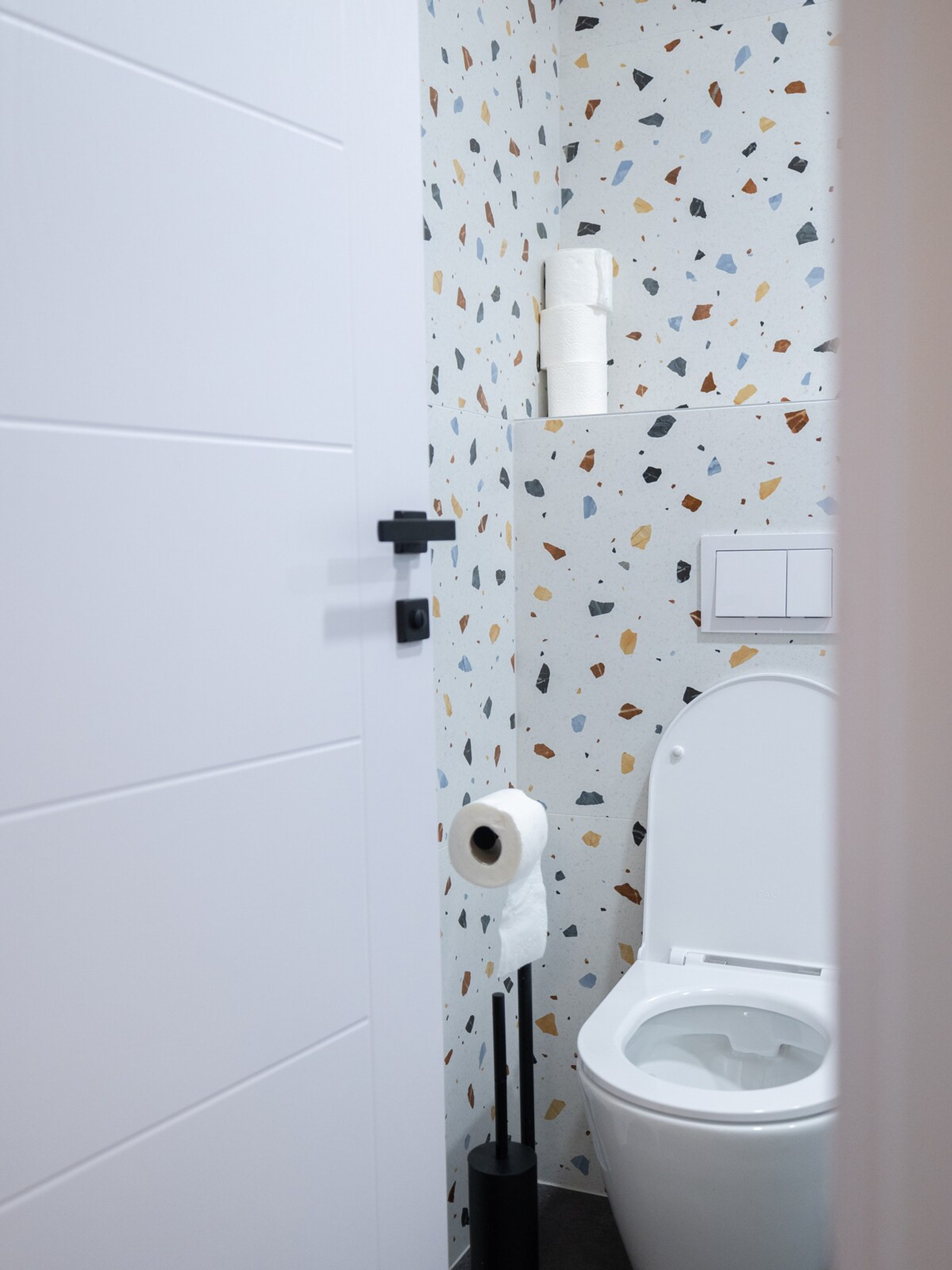 Full bathroom image 2