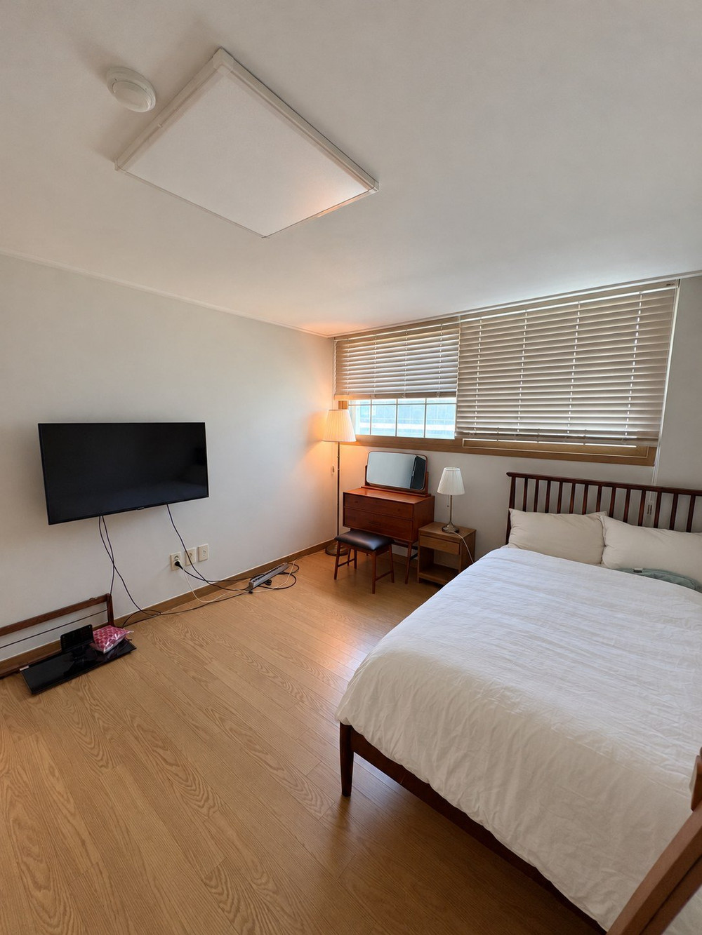 Bright Renovated Room — Cheongdam Stn 1 Min preview