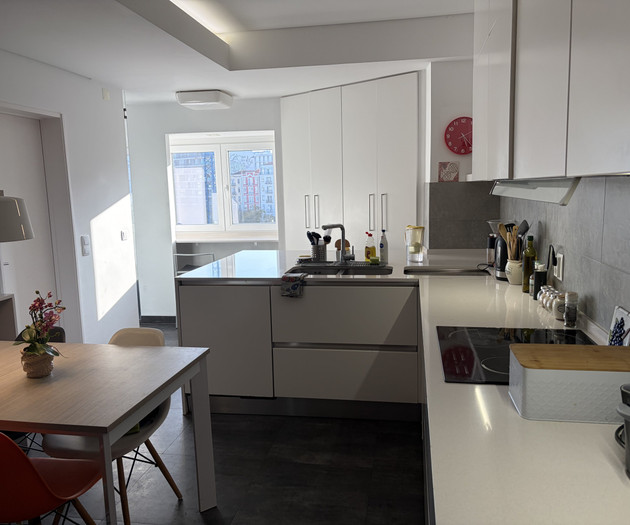 Bright Room with Workspace & Private Bathroom – En